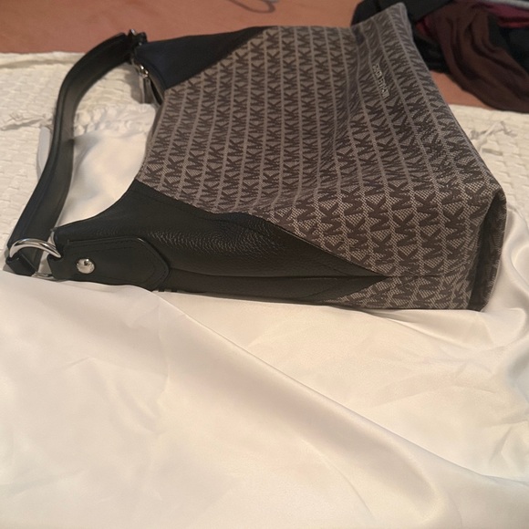 Michael Kors Aria Large Logo Jacquard Shoulder - Silver - Picture 5 of 9